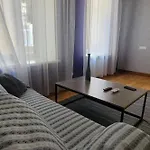 в центре *