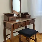 в центре *
