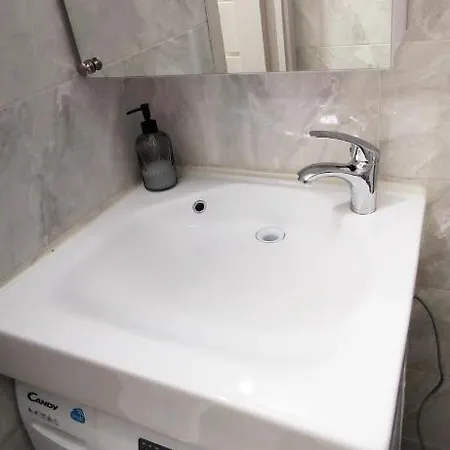 아파트 Flat In The Center